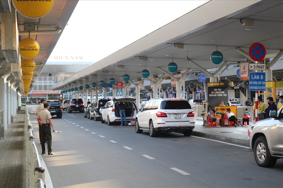 Dịch vụ Xe 7 Chỗ Đón Tại Ga Quốc Nội Tân Sơn Nhất uy tín có Tài xế chu đáo, hiểu đường